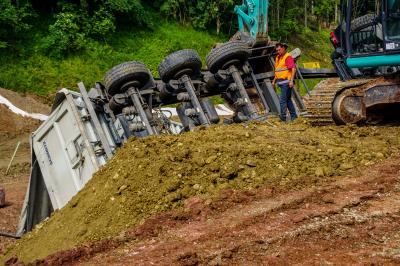 Calw-Hirsau: LKW kippt auf Erddeponie um